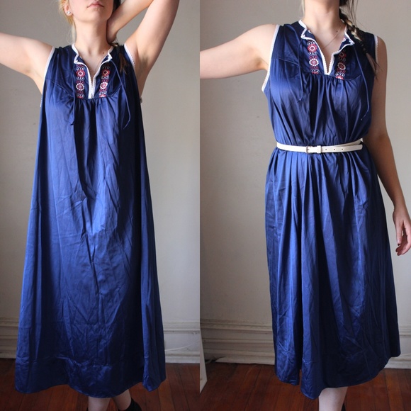 Vintage Dresses & Skirts - Vintage Blue Floral Embroidered Nightgown